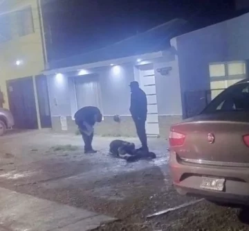 Un sargento de franco evitó un hurto en un kiosco de Río Gallegos y redujo al sospechoso hasta la llegada de un patrullero Un sargento de franco evitó un hurto en un kiosco de Río Gallegos y redujo al sospechoso hasta la llegada de un patrullero