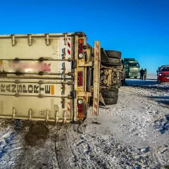 Vuelco de un camión en Santa Cruz: el conductor resultó herido tras un accidente provocado por la nieve y la escarcha