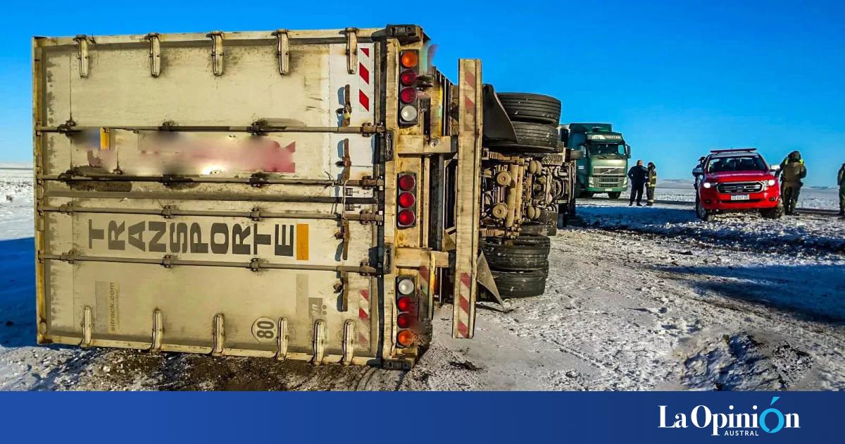 Vuelco de un camión en Santa Cruz: el conductor resultó herido tras un accidente provocado por la nieve y la escarcha