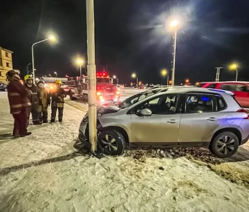 Un auto despistó y chocó contra un poste de alumbrado en Río Gallegos: una persona resultó lesionada Un auto despistó y chocó contra un poste de alumbrado en Río Gallegos: una persona resultó lesionada