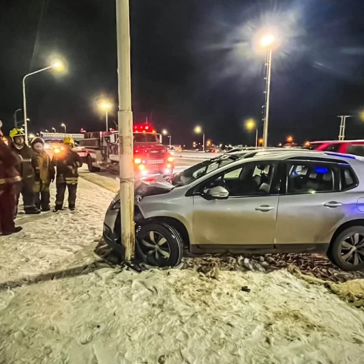 Un auto despistó y chocó contra un poste de alumbrado en Río Gallegos: una persona resultó lesionada Un auto despistó y chocó contra un poste de alumbrado en Río Gallegos: una persona resultó lesionada