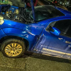 Un principio de incendio destruyó parte de un auto y Bomberos evitaron que el fuego se propagara