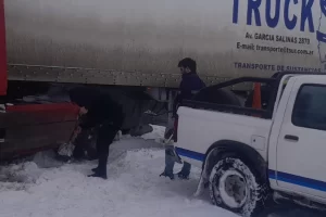 Policías liberaron un camión atrapado por la nieve cerca de La Esperanza