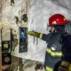 Madrugada de tensión en Río Gallegos: Bomberos evitaron un riesgo eléctrico tras un cortocircuito en pleno centro