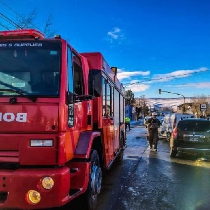 Choque en cadena en Río Turbio: un conductor fue hospitalizado tras una colisión que involucró a tres vehículos Choque en cadena en Río Turbio: un conductor fue hospitalizado tras una colisión que involucró a tres vehículos
