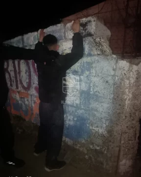 Destrozó vidrieras, quiso abrir una camioneta y terminó detenido en pleno centro de Caleta Olivia Destrozó vidrieras, quiso abrir una camioneta y terminó detenido en pleno centro de Caleta Olivia