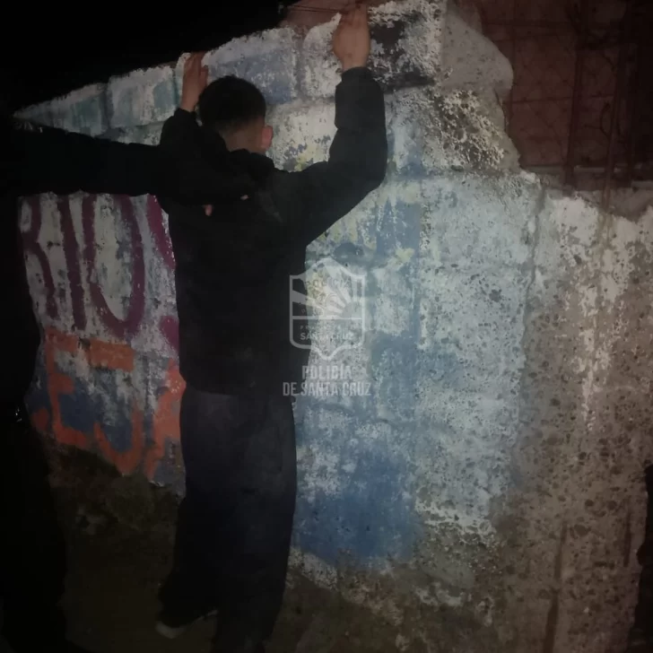 Destrozó vidrieras, quiso abrir una camioneta y terminó detenido en pleno centro de Caleta Olivia Destrozó vidrieras, quiso abrir una camioneta y terminó detenido en pleno centro de Caleta Olivia