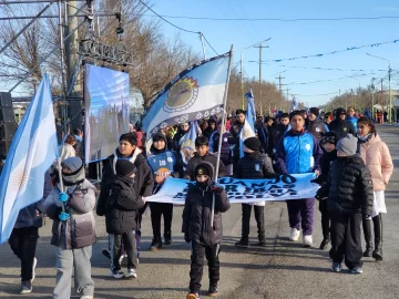 Con temperaturas bajo cero, más de 100 organizaciones desfilaron en Las Heras Con temperaturas bajo cero, más de 100 organizaciones desfilaron en Las Heras