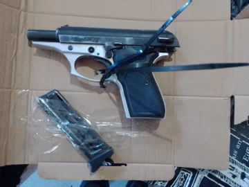Allanaron a un empleado petrolero que exhibió un arma en los festejos del Mundial en Santa Cruz Allanaron a un empleado petrolero que exhibió un arma en los festejos del Mundial en Santa Cruz