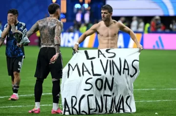 La bandera que cruzó vallas y prohibiciones: la historia detrás del mensaje “Las Malvinas son argentinas” en la semifinal contra Inglaterra La bandera que cruzó vallas y prohibiciones: la historia detrás del mensaje “Las Malvinas son argentinas” en la semifinal contra Inglaterra