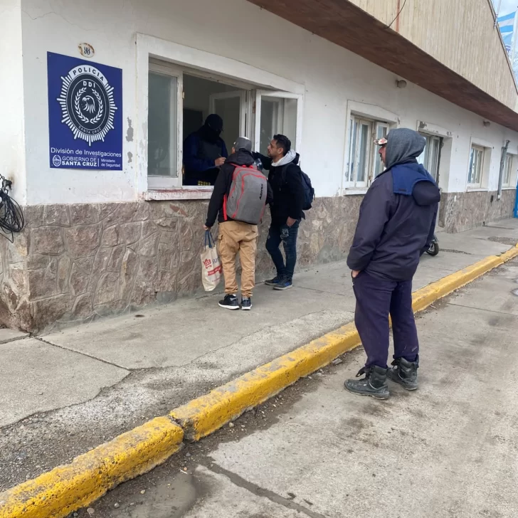 Identificaron 15 personas en un control realizado en la zona portuaria de Puerto Deseado Identificaron 15 personas en un control realizado en la zona portuaria de Puerto Deseado
