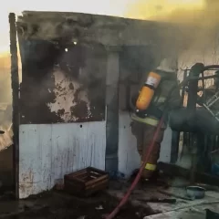 Un incendio destruyó una estructura precaria utilizada como depósito en Pico Truncado