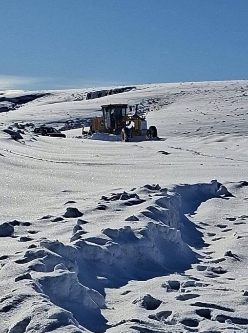 Rescataron a cuatro personas que quedaron varadas por la nieve sobre la Ruta Provincial N° 39 Rescataron a cuatro personas que quedaron varadas por la nieve sobre la Ruta Provincial N° 39