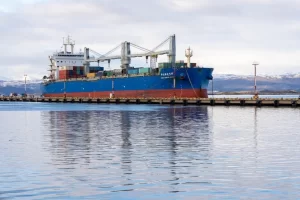 Arribó a Ushuaia el buque con 6.200 toneladas de equipamiento para la nueva central termoeléctrica