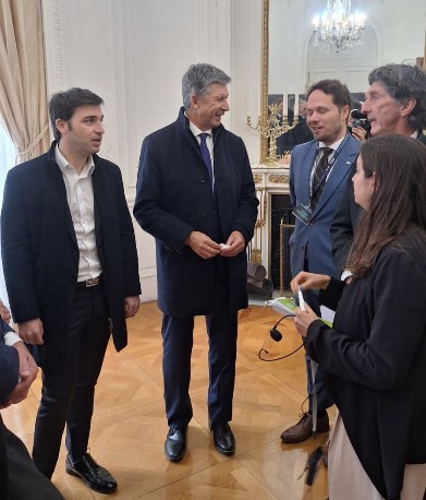  Los representantes de la empresa polaca, el gobernador Ignacio Torres y el vicegobernador Gustavo Menna. (Foto: Laura Morales/La Opinión Austral).