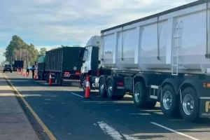 La Pampa busca cobrar peaje a los camiones que cruzan la provincia hacia Vaca Muerta