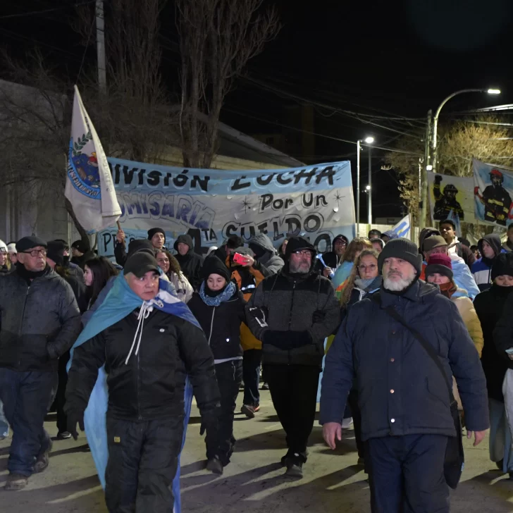 La policía volvió a marchar: “No vamos a bajar los brazos”, indicaron La policía volvió a marchar: “No vamos a bajar los brazos”, indicaron