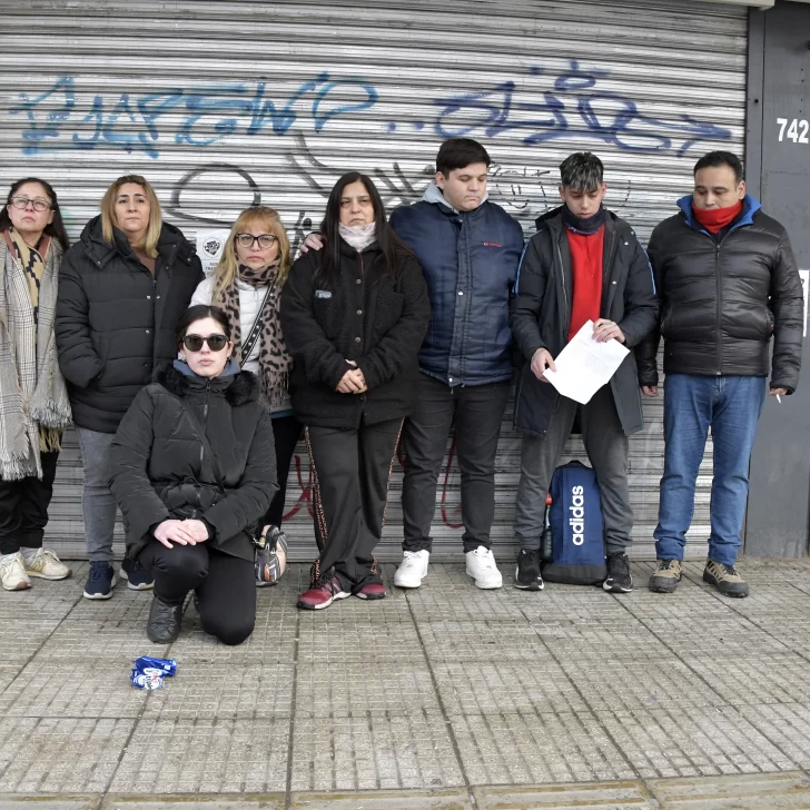 El duro testimonio de los despedidos del Carrefour Market de Río Gallegos: “Nos cansamos de pedir ayuda y vinieron solamente para cerrar” El duro testimonio de los despedidos del Carrefour Market de Río Gallegos: “Nos cansamos de pedir ayuda y vinieron solamente para cerrar”