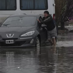 La Avenida Luis Gotti quedó inundada tras el deshielo y las lluvias: varios autos quedaron varados y crece la preocupación de los vecinos