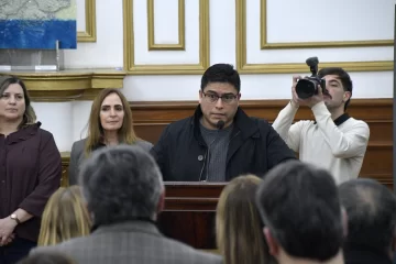 Claudio Vidal anunció un incentivo de $500 mil para docentes que no faltaron nunca durante el primer semestre Claudio Vidal anunció un incentivo de $500 mil para docentes que no faltaron nunca durante el primer semestre