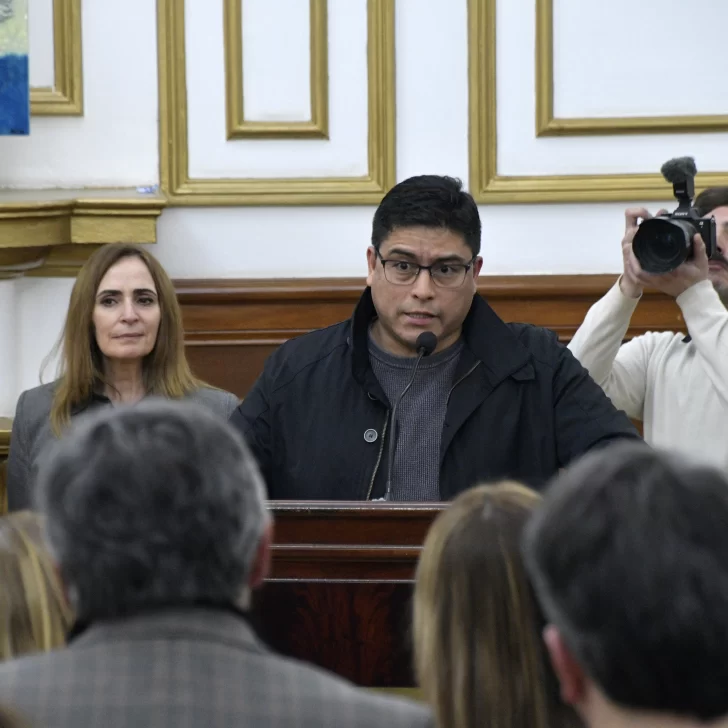 Claudio Vidal anunció un incentivo de $500 mil para docentes que no faltaron nunca durante el primer semestre Claudio Vidal anunció un incentivo de $500 mil para docentes que no faltaron nunca durante el primer semestre