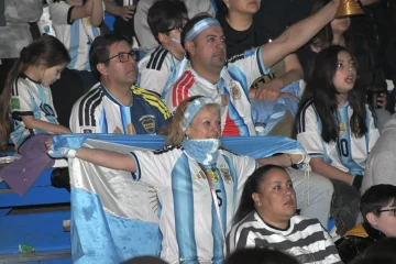 El Boxing Club late al ritmo de la Selección: vecinos siguen el duelo entre Argentina y Cabo Verde en pantalla gigante El Boxing Club late al ritmo de la Selección: vecinos siguen el duelo entre Argentina y Cabo Verde en pantalla gigante