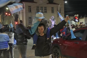Río Gallegos celebró con una multitud el agónico triunfo de Argentina y el pase a octavos del Mundial 2026 Río Gallegos celebró con una multitud el agónico triunfo de Argentina y el pase a octavos del Mundial 2026