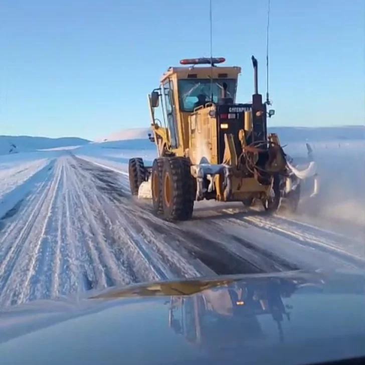 Vialidad Provincial continúa los trabajos de despeje de nieve en la Ruta 40