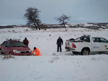 Vialidad Provincial asistió a una familia tras un despiste en la Ruta 40 Vialidad Provincial asistió a una familia tras un despiste en la Ruta 40