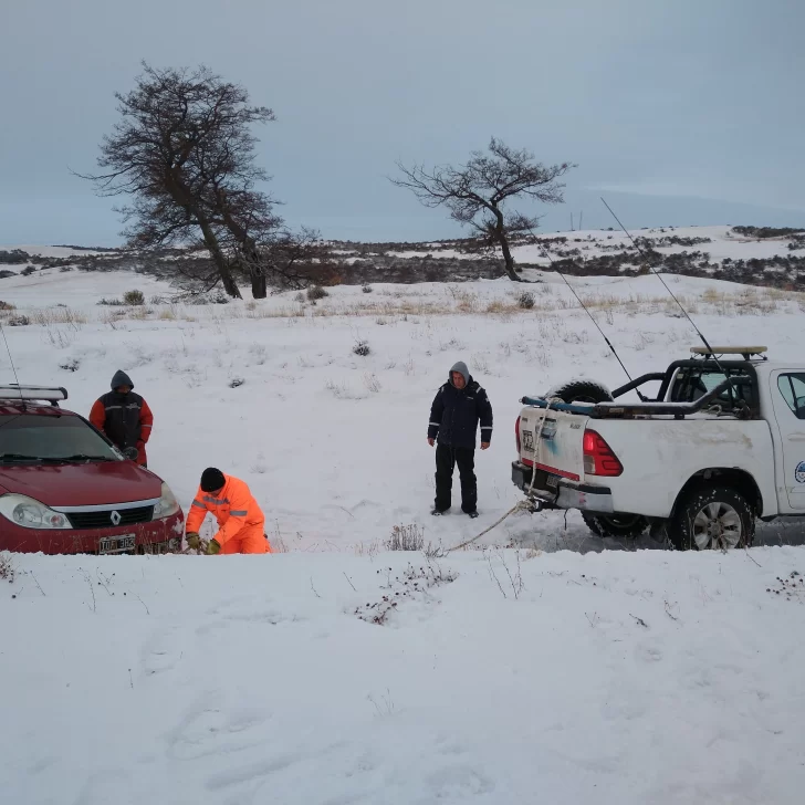 Vialidad Provincial asistió a una familia tras un despiste en la Ruta 40 Vialidad Provincial asistió a una familia tras un despiste en la Ruta 40