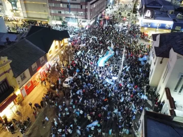 Así fueron los festejos en Santa Cruz camino a la final del Mundial, con la cobertura especial de La Opinión Austral Así fueron los festejos en Santa Cruz camino a la final del Mundial, con la cobertura especial de La Opinión Austral
