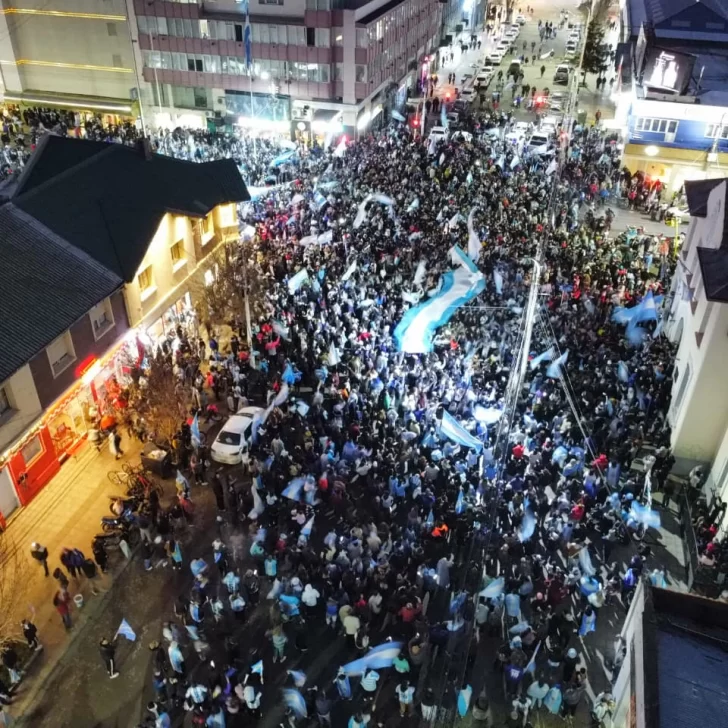 Así fueron los festejos en Santa Cruz camino a la final del Mundial, con la cobertura especial de La Opinión Austral Así fueron los festejos en Santa Cruz camino a la final del Mundial, con la cobertura especial de La Opinión Austral