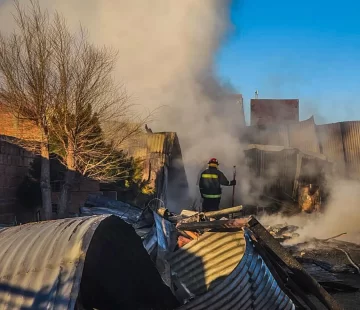 Por más de cuatro horas, bomberos combatieron incendio en una carpintería Por más de cuatro horas, bomberos combatieron incendio en una carpintería