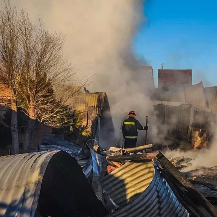 Por más de cuatro horas, bomberos combatieron incendio en una carpintería Por más de cuatro horas, bomberos combatieron incendio en una carpintería