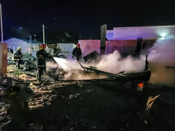 Voraz incendio destruyó una vivienda en Piedra Buena: el rápido accionar de Bomberos evitó una tragedia mayor Voraz incendio destruyó una vivienda en Piedra Buena: el rápido accionar de Bomberos evitó una tragedia mayor