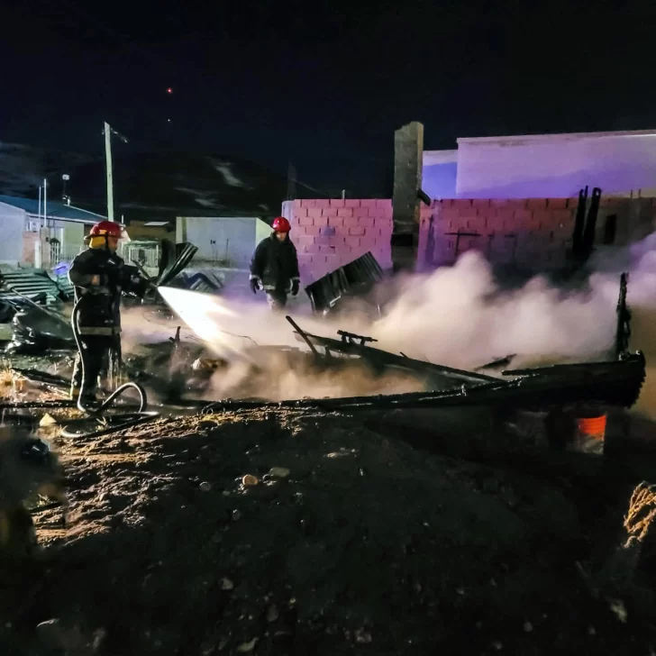 Voraz incendio destruyó una vivienda en Piedra Buena: el rápido accionar de Bomberos evitó una tragedia mayor Voraz incendio destruyó una vivienda en Piedra Buena: el rápido accionar de Bomberos evitó una tragedia mayor