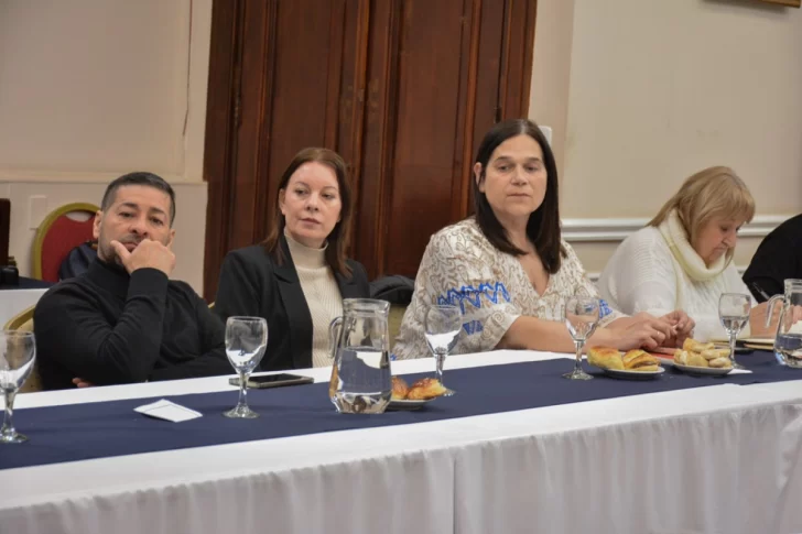 Tomás Cabral de Koluel Kayke, Nayla Fernández de Tres Lagos y Ana María Urricelqui de Fitz Roy. FOTO: GOBIERNO Tomás Cabral de Koluel Kayke, Nayla Fernández de Tres Lagos y Ana María Urricelqui de Fitz Roy. FOTO: GOBIERNO