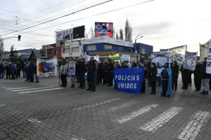 Policías autoconvocados en Santa Cruz reclamaron nuevamente por un aumento salarial y crece la expectativa por la paritaria del miércoles Policías autoconvocados en Santa Cruz reclamaron nuevamente por un aumento salarial y crece la expectativa por la paritaria del miércoles