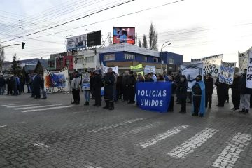 Policías autoconvocados en Santa Cruz reclamaron nuevamente por un aumento salarial y crece la expectativa por la paritaria del miércoles Policías autoconvocados en Santa Cruz reclamaron nuevamente por un aumento salarial y crece la expectativa por la paritaria del miércoles