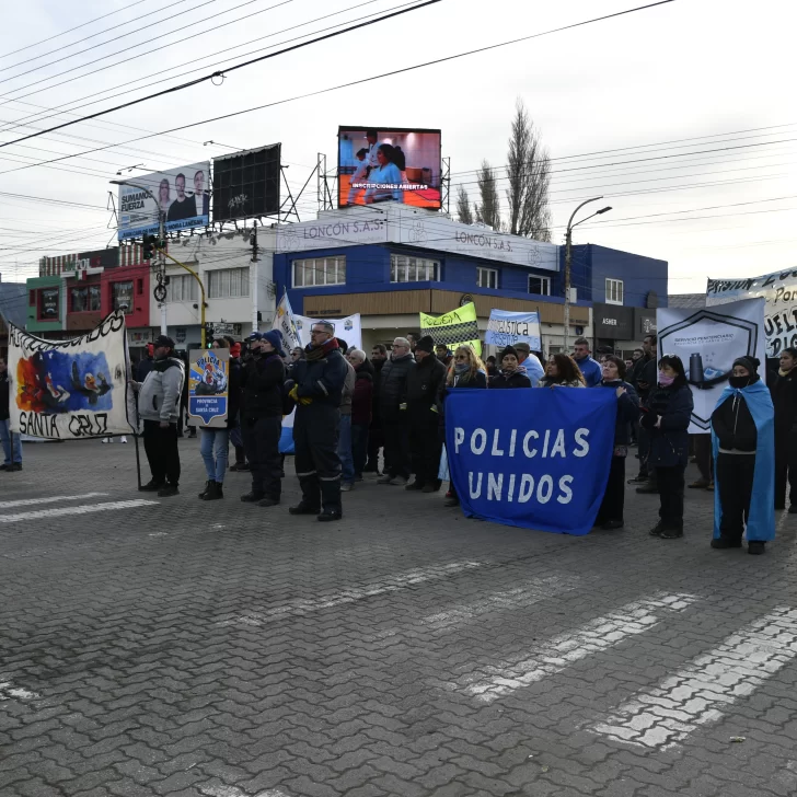 Policías autoconvocados en Santa Cruz reclamaron nuevamente por un aumento salarial y crece la expectativa por la paritaria del miércoles Policías autoconvocados en Santa Cruz reclamaron nuevamente por un aumento salarial y crece la expectativa por la paritaria del miércoles