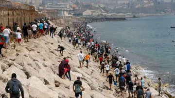 Crisis en Ceuta: España despliega militares tras el ingreso masivo de migrantes desde Marruecos Crisis en Ceuta: España despliega militares tras el ingreso masivo de migrantes desde Marruecos