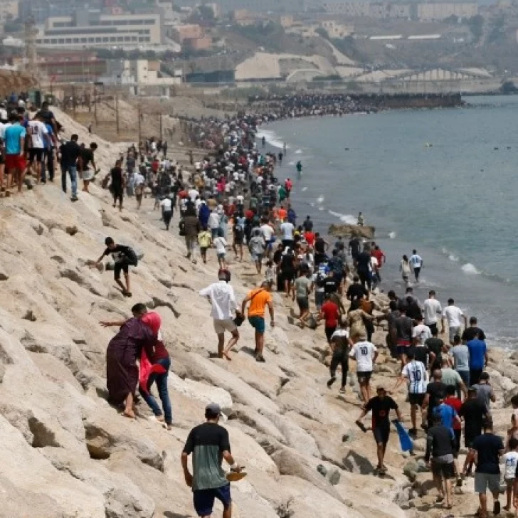 Crisis en Ceuta: España despliega militares tras el ingreso masivo de migrantes desde Marruecos Crisis en Ceuta: España despliega militares tras el ingreso masivo de migrantes desde Marruecos