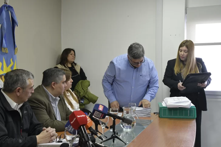  El momento de la apertura de sobres. FOTO: JUAN PALACIOS/ LA OPINIÓN AUSTRAL