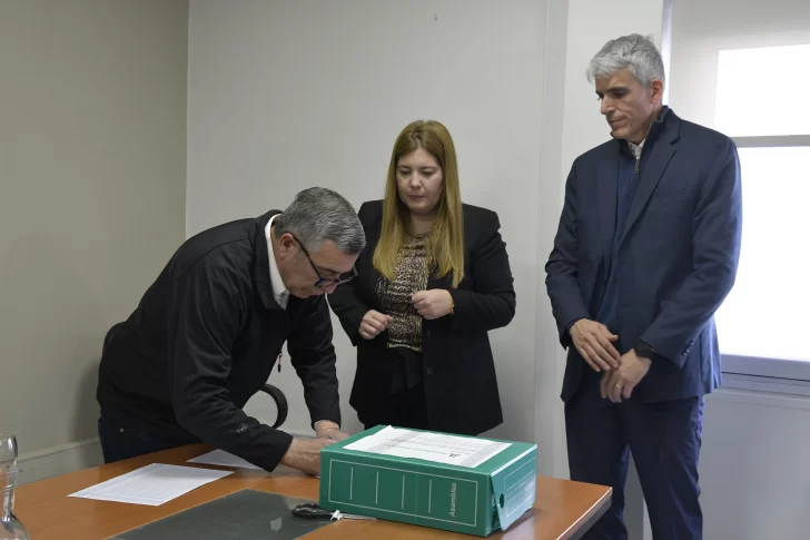  EL funcionario firma la licitación pública. FOTO: JUAN PALACIOS/ LA OPINIÓN AUSTRAL