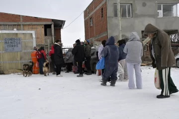 Entregan casi 400 viandas semanales y piden colaboración con leña para 300 familias de Río Gallegos Entregan casi 400 viandas semanales y piden colaboración con leña para 300 familias de Río Gallegos