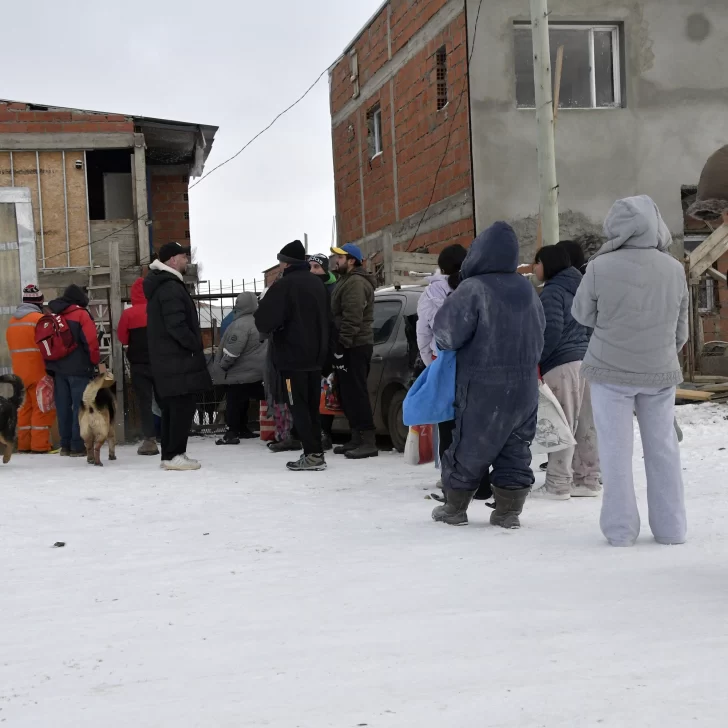 Entregan casi 400 viandas semanales y piden colaboración con leña para 300 familias de Río Gallegos Entregan casi 400 viandas semanales y piden colaboración con leña para 300 familias de Río Gallegos