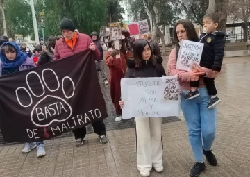 La mamá de Alma, la niña que murió atacada por un perro, participó de la marcha en la que pidieron justicia por “Perejil” La mamá de Alma, la niña que murió atacada por un perro, participó de la marcha en la que pidieron justicia por “Perejil”