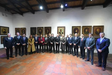 Javier Milei encabezó la vigilia del 9 de Julio en Tucumán: la foto con gobernadores que busca mostrar respaldo político Javier Milei encabezó la vigilia del 9 de Julio en Tucumán: la foto con gobernadores que busca mostrar respaldo político