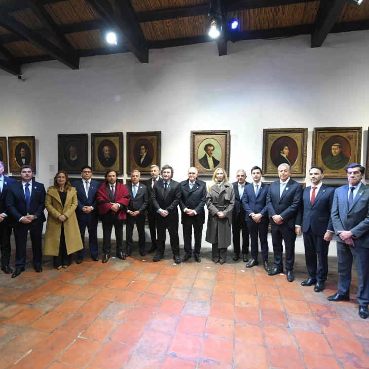 Javier Milei encabezó la vigilia del 9 de Julio en Tucumán: la foto con gobernadores que busca mostrar respaldo político Javier Milei encabezó la vigilia del 9 de Julio en Tucumán: la foto con gobernadores que busca mostrar respaldo político