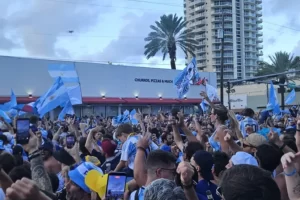 Banderazo en Miami: miles de hinchas argentinos coparon las calles antes del duelo con Cabo Verde en el Mundial 2026